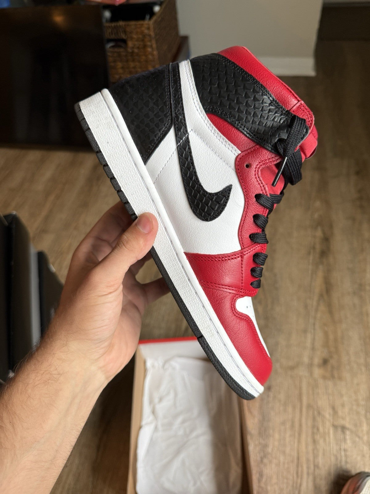 Size 8M/9.5W - Jordan 1 Retro Snakeskin Chicago